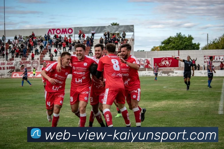 足球场区域解析：从禁区到角球区的战术运用与布局探讨